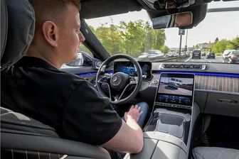 Autonomes Fahren: Der weite Weg in die Zukunft - Zähfließender Verkehr auf der Berliner Stadtautobahn? Für knapp 6000 Euro Aufpreis können sich Käufer einer S-Klasse derweil anderen Dingen widmen. 