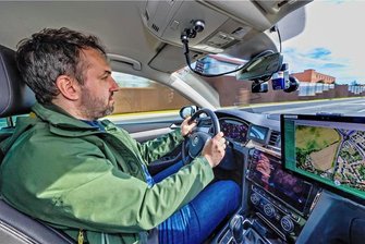 Autonomes Fahren: Hier fährt Sachsen in Richtung Zukunft - Hände ans Lenkrad: Auf der B170 zwischen Dresden und Bannewitz testen Wissenschaftler und Autohersteller automatisiertes Fahren. Nur fürs Foto darf Dr. Michael Klöppel-Gersdorf vom Fraunhofer-Institut für Verkehrs- und Infrastruktursysteme IVI das Steuer nicht loslassen. 