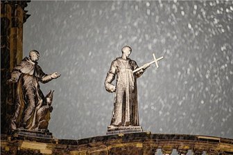 Autor Attila Albert: Warum der Karl-Marx-Städter zum Christ wurde - Gefestigt im Glauben, trotz Sturm und Schnee: Die Mattielli-Statuen auf der Katholischen Hofkirche in Dresden weisen den Weg.