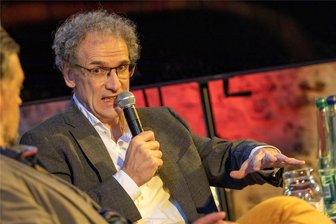 Autor Dirk Oschmann in Plauen: Erst im Ausland wird man als Ostdeutscher zum Deutschen - Dirk Oschmann am Samstagabend im Komturhof in Plauen: Der Osten als Geschwür am Körper des Westens.