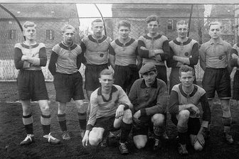Autor Uwe Karte über Fußballtrainer Walter Fritzsch: "Streng aber gutmütig - dieser Kontrast hat mich gereizt" - Mannschaftsfoto der Jugendmannschaft des Planitzer SC im Jahr 1936: Walter Fritzsch (stehend 2. v. l.) und Heinz Krügel (kniend, 1. v. l.).