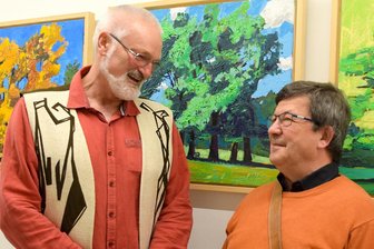 Autor Volker Müller aus Greiz und Grafiker Peter Zaumseil aus Elsterberg gestalten Lyrikband - Peter Zaumseil (l.) und Volker Müller fachsimpelten vor längerer Zeit bei einer Ausstellungseröffnung.