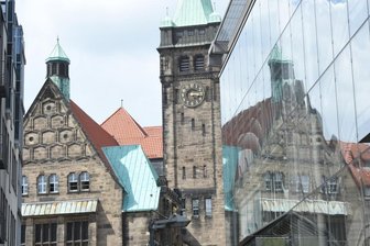 Das große Rechnen im Rathaus: In der Stadtverwaltung sollen 180 Stellen wegfallen. 