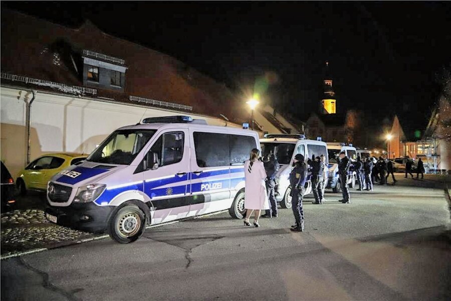 Autorennen auf Autobahn und in Thurm: Tschetschenische Hochzeit gerät außer Kontrolle - Die Polizei rückte auch mit einer Hundertschaft der Bereitschaftspolizei an der Festscheune in Thurm an. 