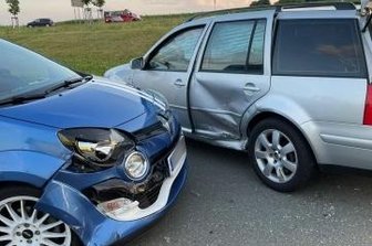 Autorennen auf Parkplatz? - Bei dem Unfall auf dem Parkplatz des Einkaufszentrums Zschopau/Gornau wurden insgesamt vier Personen verletzt. Foto: Bernd März/B & S