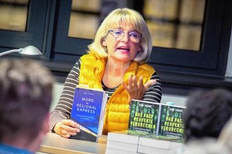 Autorin erzählt über spannende Kriminalfälle -