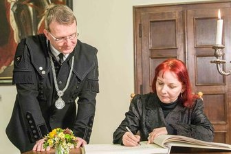 Autorin Sabine Ebert trägt sich in das Goldene Buch ein -
