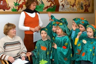 Autorin schenkt dem Geopark ihre Moosmann-Geschichten - Das Thema Moosleute hat Helga Pretzsch (links im Bild) schon ihr Leben lang begeistert. Dieses Foto entstand 2007 bei der Aufführung eines Musicals aus ihrer Feder in Kleinrückerswalde - auch bei dieser "Zeit der tausend Lichter" spielten Moosmännlein und -weiblein ein tragende Rolle.
