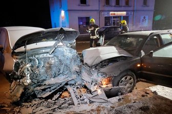 Autos fahren in Chemnitz frontal zusammen - Einsatzkräfte der Feuerwehr fotografieren den Unfall zur Dokumentation.