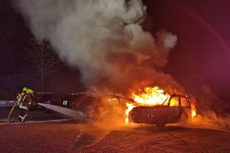 Autos gehen in Flammen auf - Feuerwehreinsatz im Vogtland - Feuerwehreinsatz in Markneukirchen - mehrere Autos waren in der Nacht in Brand geraten.