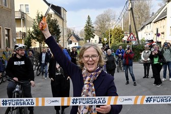 „Autos haben absolut Rücksicht zu nehmen“ – Im Erzgebirge gibt‘s jetzt eine neue Fahrradstraße - Zerschnitt freudig das Band für die Freigabe der neuen Fahrradstraße: Regina Kraushaar. Sie ist Sachsens Ministerin für Infrastruktur und Landesentwicklung.