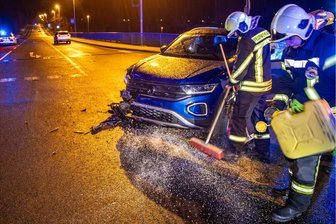 Autos in Aue kollidieren: Zwei Verletzte und 15.000 Euro Sachschaden nach Unfall auf Kreuzung - Zwei Pkw sind am Mittwochabend in Aue kollidiert.