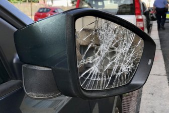 Autos in Zwickau-Eckersbach demoliert: Polizei ermittelt zwei Tatverdächtige - Zerstörte Außenspiegel bei Fahrzeugen in Zwickau-Eckersbach. Die Polizei hat zwei Tatverdächtige ermittelt.
