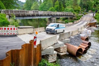 Autos können wieder durch die Zschopau fahren - Die Trockenfurt durch die Zschopau dient als Behelfsstraße. Sie war zweimal überflutet und einmal beschädigt worden. 
