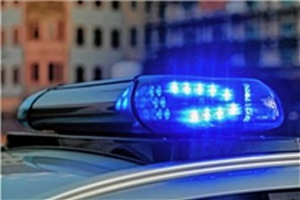 Autos kollidieren an Einmündung - Die Polizei musste zu einem Unfall in Taura ausrücken (Symbolbild).