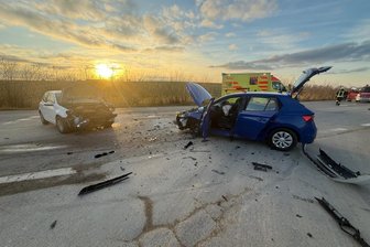 Autos kollidieren auf Kreuzung in Wernsdorf – zwei Verletzte - In Wernsdorf waren zwei Autos kollidiert. Die Feuerwehr Penig war vor Ort.