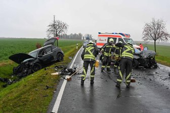 Autos krachen bei Hartha frontal zusammen - Ein VW und ein Audi sind bei Hartha zusammengestoßen.