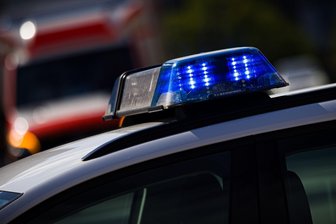 Autos krachen in Gartenzaun: Crash stört Sonntagsruhe in Lengenfeld - Polizei und Sanitäter waren Sonntag nach einem Unfall in Lengenfeld im Einsatz.