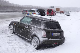 Autos landen in Straßengraben -