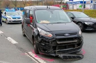 Autos nach Kollision nicht mehr fahrbereit - Zwei Pkw sind am Sonntag auf der Stollberger Kreuzung Bahnhofstraße/B 169 zusammengestoßen.