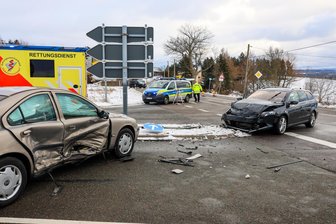 Autos prallen in Hartenstein aufeinander: Mehrere Verletzte nach Unfall - An einer Kreuzung im Hartensteiner Ortsteil Zschocken ist es zu einem Verkehrsunfall gekommen.