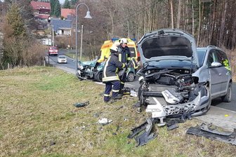 Autos prallen in Jocketa aufeinander - Drei Schwerverletzte - Ein Suzuki und ein VW Touran sind auf der Pöhler Straße in Jocketa zusammengestoßen.