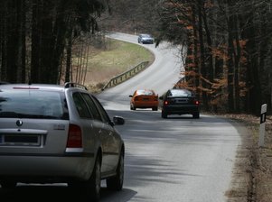 Autos rollen immer noch über umstrittene Panzerstraße - 
              <p class="artikelinhalt">So wie seit Jahren rollten auch am Sonntag Autos über die im Volksmund Panzerstraße genannte Route durch das Landschaftschutzgebiet Syratal.</p>
            
