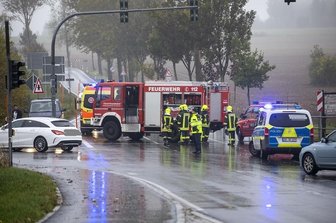 Autos stoßen an Kreuzung zusammen -