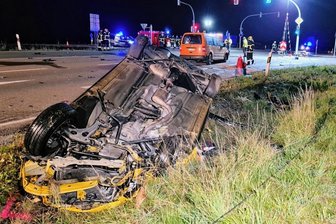 Autos stoßen bei Treuen zusammen - Nach der Kollision blieb der VW Caddy auf der Straße stehen, der Mercedes blieb auf dem Dach neben der Straße liegen.