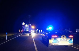 Autos stoßen frontal zusammen -
