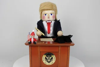 Autos, Textilien, Nussknacker: So hart treffen Trumps Zölle die sächsische Wirtschaft - Donald Trump als Nussknacker beim Unterschreiben der Zoll-Dekrete: Volkskunst aus dem Erzgebirge für den US-Markt