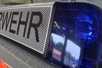 Autos und ein Boot für Rettungsteams -