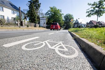 Autos und Fahrräder: Wer hat künftig Vorfahrt in Plauen? - Solche Lösungen wie im Bild in Kleinfriesen halten die Grünen für halbherzig: Wirklich geschützt darf sich der Radler auf solchen Streifen nicht fühlen. Richtige Radwege sollen her.