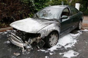 Autos und Mülltonne in Flammen - Polizei geht von Brandstiftung aus -