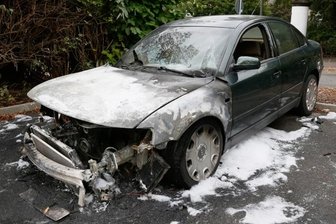 Autos und Mülltonne in Flammen - Polizei geht von Brandstiftung aus -