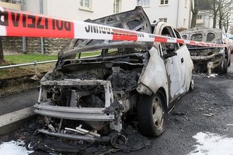 Autos und Mülltonnen in Flammen aufgegangen -