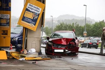 Autos zusammengestoßen und gegen Tankstelle geprallt - 