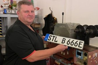 Autoschild-Hersteller muss altes Trafohaus verlassen - Detlef Busch prägt noch bis Montagmittag Autoschilder im ehemaligen Trafohaus am Bahnhof. Danach ist Schluss - vorerst. 