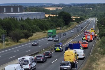 Autotransporter umgekippt: A 72 im Vogtland über Stunden voll gesperrt - Vollsperrung nach Unfall eines Autotransporters auf der A 72 bei Plauen.