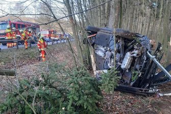 Autounfall auf B101: Straße voll gesperrt - 