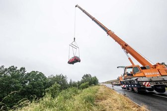 Autounfall in Möschwitz: Kran muss Pkw bergen - Ein Kran musste am Mittwochmorgen in Möschwitz anrücken, um einen Citroen zu bergen. 