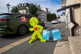 Autoverkehr am Plauener Altmarkt: Verzweifelte Anwohner helfen sich selbst - In ihrer Not haben Bewohner eines Hauses an der Oberen Endestraße einen Warnaufsteller neben ihrer Haustür platziert. Den baulich vorhandenen Fußweg dürfen nämlich auch Autos völlig legal befahren.