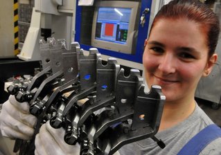 Autozulieferer legt Grundstein für neue Halle - 
              <p class="artikelinhalt">Die in der Oelsnitzer FSG gefertigten Komponenten für Doppelkupplungsgetriebe dienen vor allem den Einsatz in emissionsverringernden Motorkonzepten. Im Foto Mitarbeiterin Daniela Meier mit den Bauteilen. </p>
            