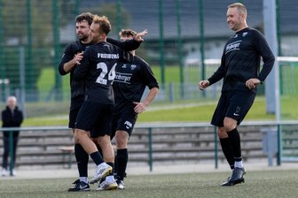 Avanciert ein Freiberger Fußballer zum Hinrunden-Torschützenkönig? - Lukas Böhme (l.), hier beim 5:1 gegen Marienberg, durfte bislang schon 13-mal jubeln.