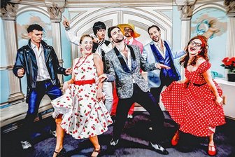 "Avanti Avanti" in Selb: Sängerin Stefanie Hertel steht erstmals in Theaterstück auf der Bühne -