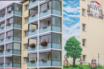 AWG Plauen erhöht in 3000 ihrer 4500 Wohnungen Mieten: Reaktionen zwischen Verständnis und Frust - Die AWG Wohnungsgenossenschaft Plauen hat einen Bestand von 4500 Wohnungen. Für 3000 Wohnungen des Großvermieters steigen jetzt die Mieten, erstmals überhaupt seit 1997 in großem Stil. Im Bild: ein sanierter Wohnblock an der Karlstraße.