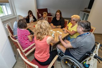 Awo Auerbach: Besser eine Seniorenwohnung als ein teurer Pflegeheimplatz? - Auf den zwei oberen Stockwerken von Haus 2 an der Eisenbahnstraße gibt es jetzt 13 Seniorenwohnungen. Zu dem Komplex gehören auch Gemeinschaftsräume, in denen sich die Bewohner zum Kartenspiel oder auf einen Plausch treffen.