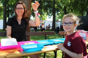 Awo Erzgebirge feiert doppelt beim Bergbeben in Johanngeorgenstadt - Vivian Opitz (l.) und Minna bastelten beim Sommerfest Traumfänger.