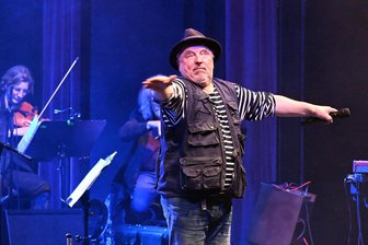 Axel Prahl: Der singende Kommissar begeistert im Chemnitzer Opernhaus - Axel Prahl und das Inselorchester begeisterten am Montagabend mit musikalisch vielstimmigen, lebensnahen Liedern im Chemnitzer Opernhaus.