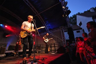 Axel Prahl, Max Mutzke oder Keimzeit: Wird es solche Konzerte im Schlosshof Forderglauchau wieder geben? - Ein Bild aus vergangenen Tagen: Keimzeit spielte im August 2009 auf der Bühne im Schlosshof Forderglauchau.